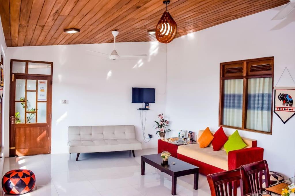 Saru Holiday Apartment - Upto 6 Guests แคนดี้ ภายนอก รูปภาพ