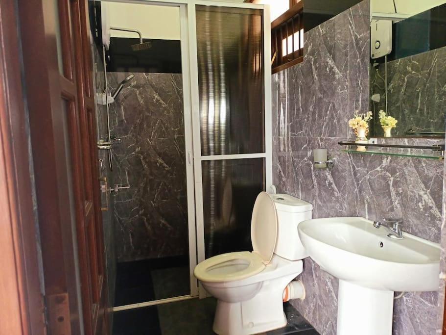 Saru Holiday Apartment - Upto 6 Guests แคนดี้ ภายนอก รูปภาพ